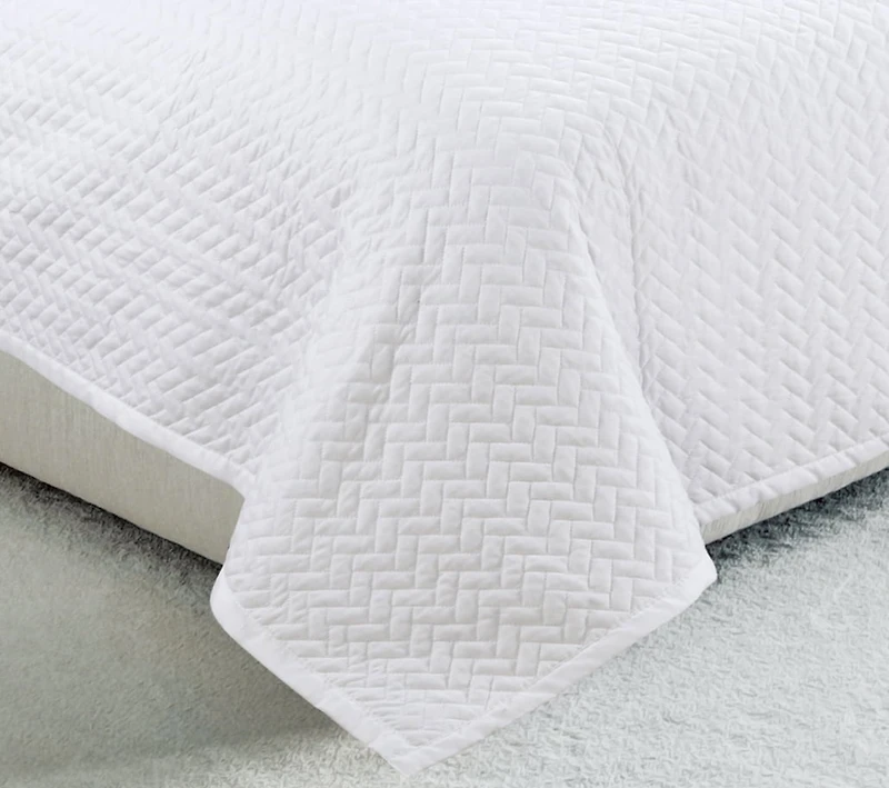 Couvre-lit Marina Decoration brodée, ensemble de literie d'été ultra doux et uni avec taie d'oreiller matelassée, motif à chevrons blancs