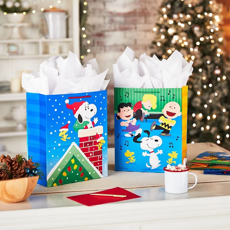 Paquet de sacs-cadeaux Hallmark de Noël, Peanuts (4 grands sacs de 13 po, 2 motifs) Snoopy, Woodstock, Charlie Brown et ses amis