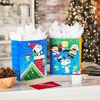 Paquet de sacs-cadeaux Hallmark de Noël, Peanuts (4 grands sacs de 13 po, 2 motifs) Snoopy, Woodstock, Charlie Brown et ses amis