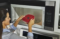 Rubbermaid Easy Find Lids 5 Cup Food Storage and Organization Container, Racer Red, 1.2L / 5 Cup