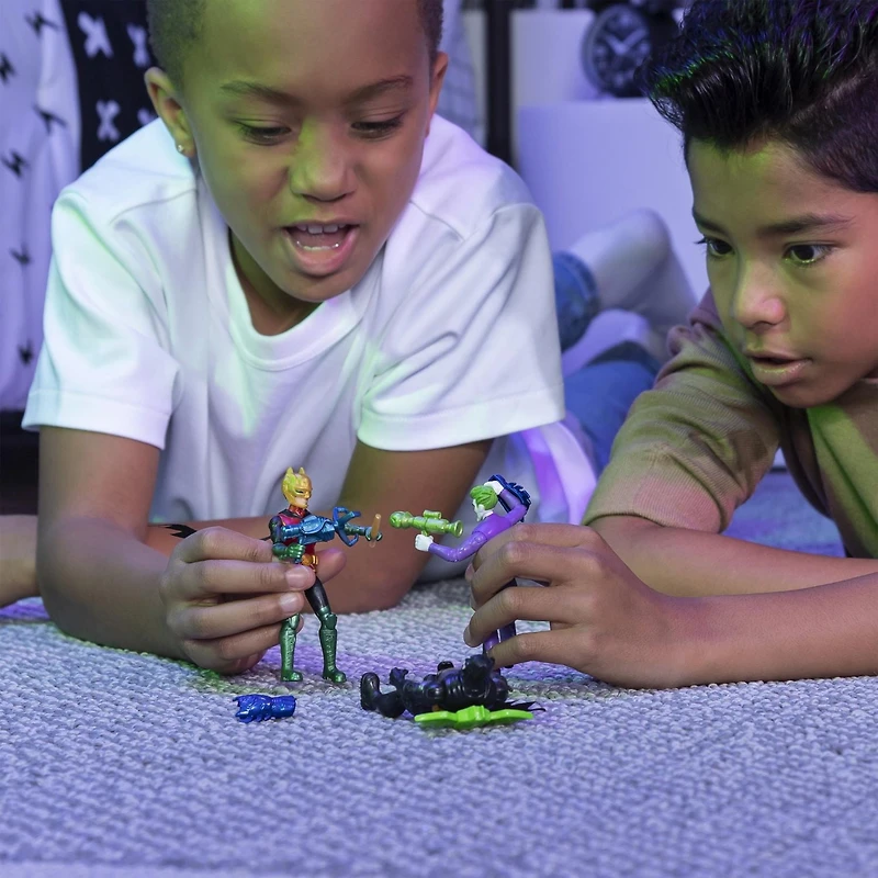 BATMAN, Figurine articulée ROBIN Guardien de 10 cm avec 3 accessoires mystère, Mission 2