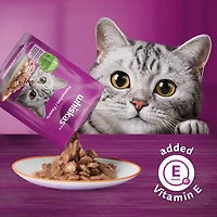 Nourriture humide pour chats adultes WHISKAS FAVORIS coupes en sauce en format variété – saveur de poulet et saveur de saumon
