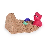 Kinetic Sand, Doggie Dig avec outil multi-usage surprise en forme de chien, 170 g de sable de plage et rangement de sable à modeler (plusieurs modèles disponibles.), jouets sensoriels pour enfants Doggie Dig