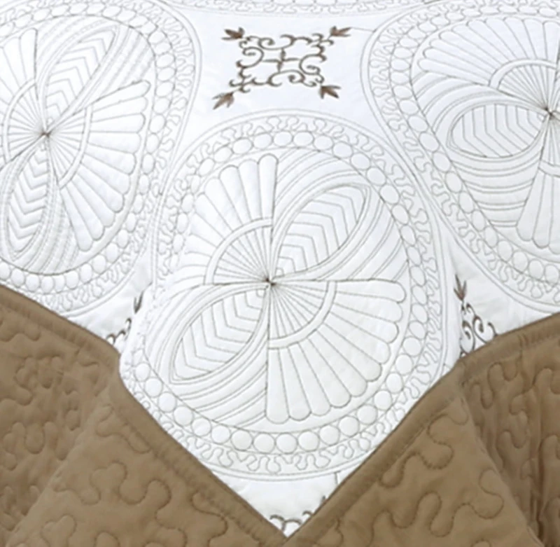 Couvre-lit Marina Decoration brodée, ensemble de literie ultra doux et uni, avec taie d'oreiller matelassée, motif géométrique marron