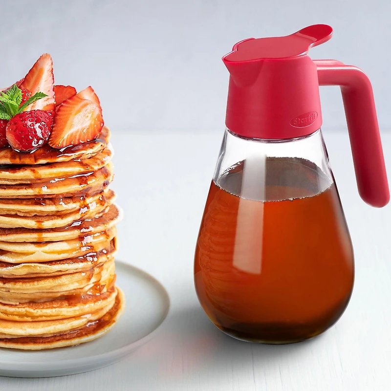 Starfrit Carafe Anti-Goutte, 600 ml, Verseur Étanche avec Bec Anti-Goutte et Joint Silicone, pour Sirop d’Érable, Crème, Huile, Vinaigre, Vinaigrette, Base Stable, Va au Lave-Vaisselle Cette carafe Starfrit de 600 ml est parfaite pour le sirop, la crème, l’huile ou le vinaigre. Bec anti-goutte, joint étanche, base stable et onglet facile à ouvrir. Contient une boîte complète de 540 ml de sirop. Va au lave-vaisselle.