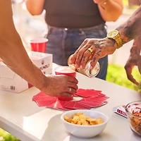 Party Pong Bundle par Buzzed – Kit de jeux à boire pour adultes avec 20 gobelets, 4 balles de ping-pong, 2 dés, un jeu de cartes et instructions pour 10+ jeux Pack de pong de fête