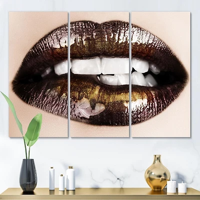 Designart Lèvres d'or noir mordant Art mural sur toile