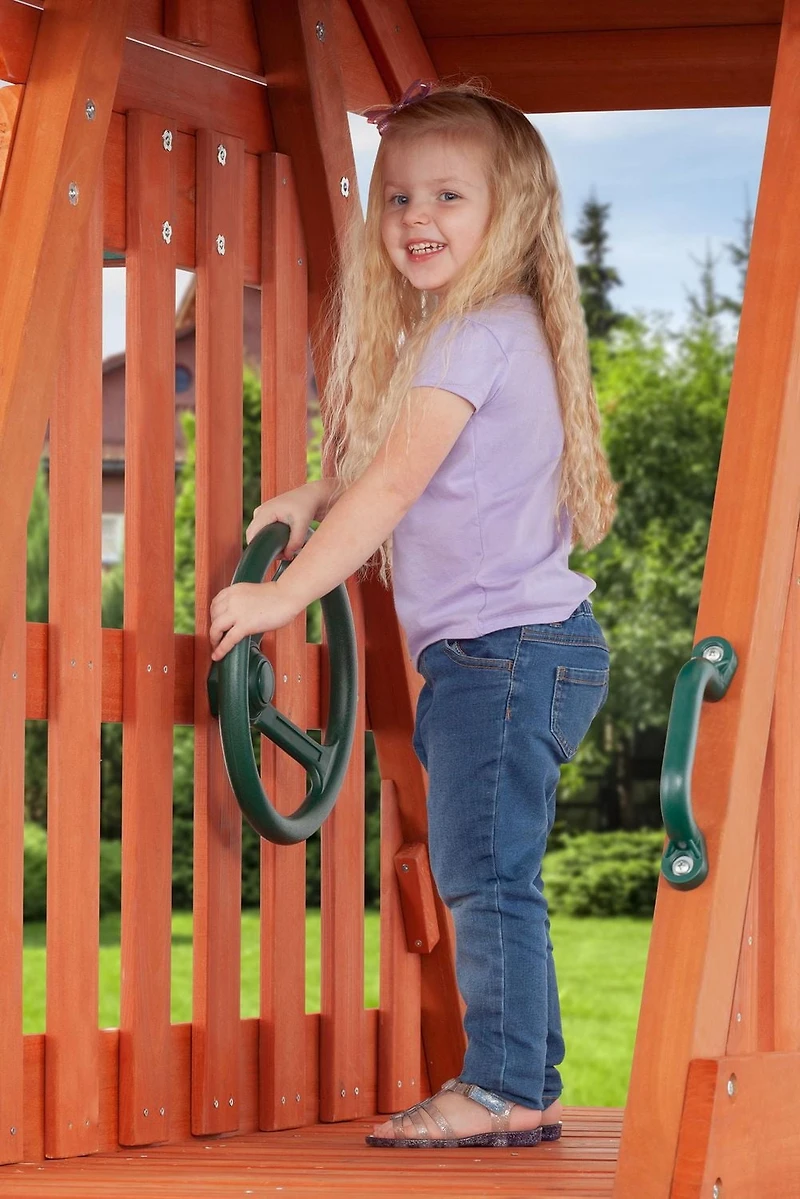 Cedar Chalet Playset avec toit en bois, bac à sable et toboggan