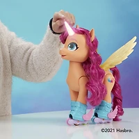 My Little Pony: A New Generation Sunny Starscout en rollers, jouet interactif de 22,5 cm avec télécommande, 50 réactions, lumières