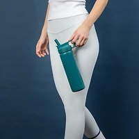 Bouteille d'eau Thyme & Table de 77 cl avec couvercle en paille, bleu sarcelle et breloque fleur dorée