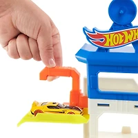 Hot Wheels Track Set and 1:64 Scale Toy Car, City Shark Escape, Multi-Level Playset
