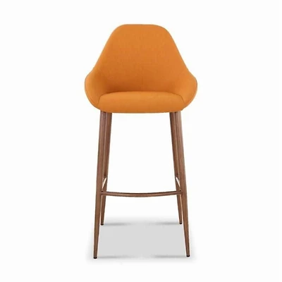 Plata Décor Nomura Chaise stylisée avec pieds en bois et revêtement en simili cuir.