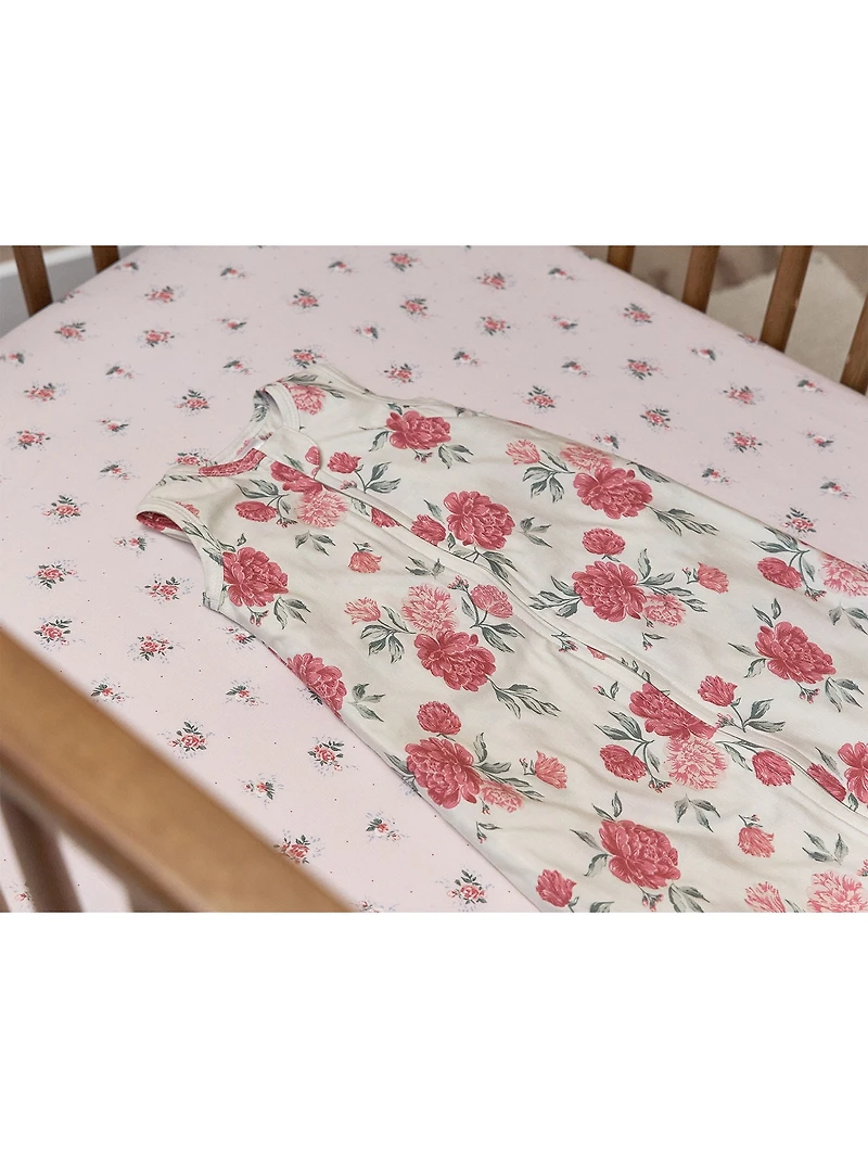 Modern Moments Drap-housse de lit d'enfant rose pâle avec de délicates roses rose foncé pour un look charmant. OEKO-TEX 2013PK0176 AITEX