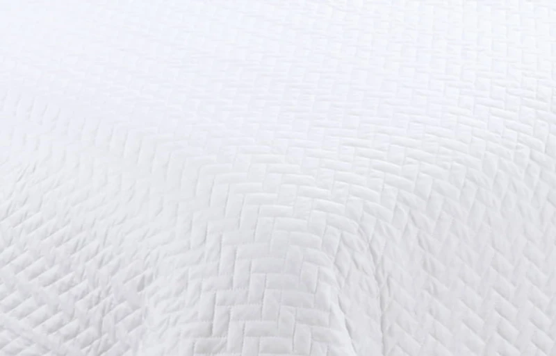 Couvre-lit Marina Decoration brodée, ensemble de literie d'été ultra doux et uni avec taie d'oreiller matelassée, motif à chevrons blancs