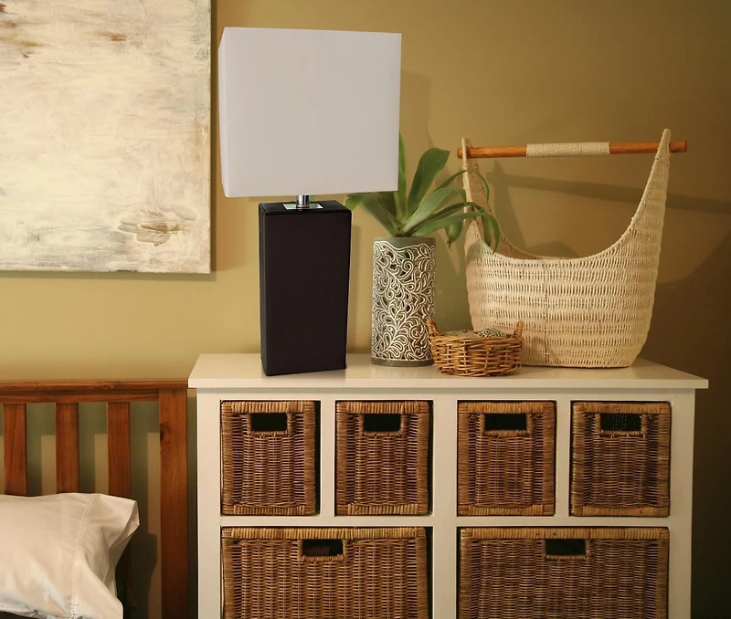 Conceptions Elégantes Lampe de table moderne en cuir avec abat-jour en tissu blanc, brun espresso