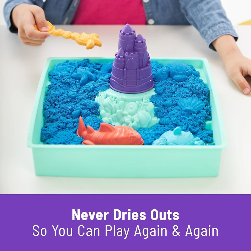 Kinetic Sand, Coffret Bac à sable, 454 g de sable bleu, bac à sable, 4 moules et outils, jouets sensoriels pour les enfants à partir de 3 ans