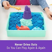 Kinetic Sand, Coffret Bac à sable, 454 g de sable bleu, bac à sable, 4 moules et outils, jouets sensoriels pour les enfants à partir de 3 ans