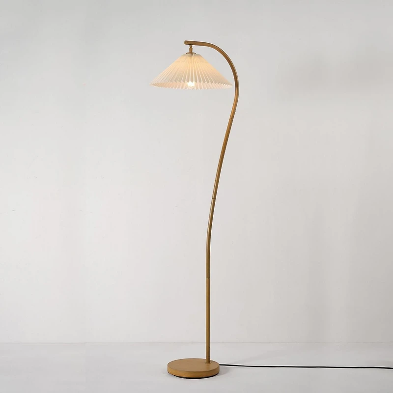 Lampe sur pied de 1,57 m (62 po) de Novogratz x Globe couleur bois avec abat-jour en tissu plissé blanc cassé<br>