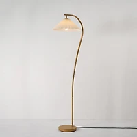 Lampe sur pied de 1,57 m (62 po) de Novogratz x Globe couleur bois avec abat-jour en tissu plissé blanc cassé<br>