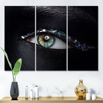 Designart Yeux de femme avec des étincelles de verre multicolores Art mural sur toile