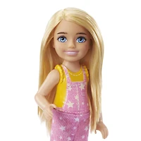 Coffret Barbie Vive le Camping avec Poupée Chelsea (environ 15 cm, Blonde), Hibou, Sac de Couchage, Jumelles et Accessoires de Camping, Cadeau pour les Enfants de 3 à 7 ans Âges 3+