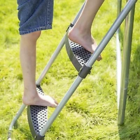 SKYWALKER TRAMPOLINES Kit d'accessoires pour trampolines d'extérieur, crochet universel, échelle large antidérapante à 2 marches, en forme de U, paquet de 4, piquets à vent robustes, jeu de basket-bal