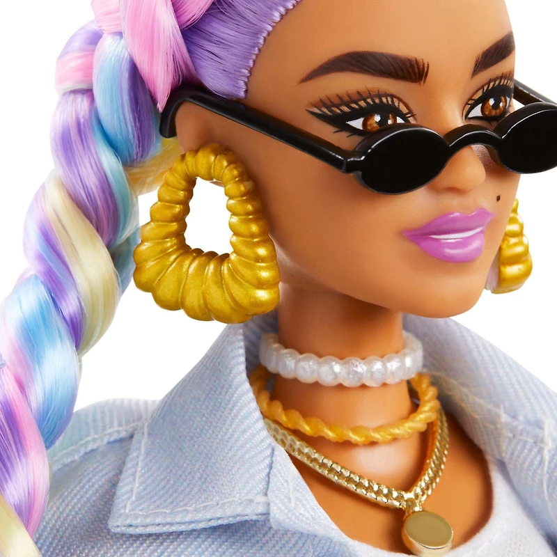 Poupée Barbie Extra n° 5 vêtue d’une veste en denim à franges longues