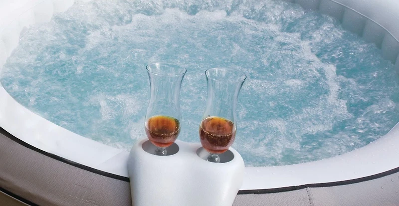 ENSEMBLE APPUIE-TÊTE CONFORT ET PORTE-VERRE, POUR LA SÉRIE AQUA MARINA mSPA HOT TUB AND SPA, est livré avec 2 pièces d'appui-tête confort et une pièce de support en verre.
