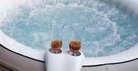 ENSEMBLE APPUIE-TÊTE CONFORT ET PORTE-VERRE, POUR LA SÉRIE AQUA MARINA mSPA HOT TUB AND SPA, est livré avec 2 pièces d'appui-tête confort et une pièce de support en verre.