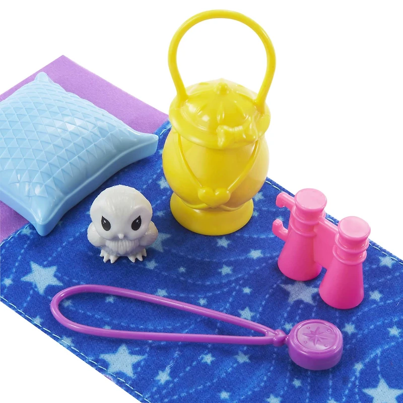 Coffret Barbie Vive le Camping avec Poupée Chelsea (environ 15 cm, Blonde), Hibou, Sac de Couchage, Jumelles et Accessoires de Camping, Cadeau pour les Enfants de 3 à 7 ans Âges 3+