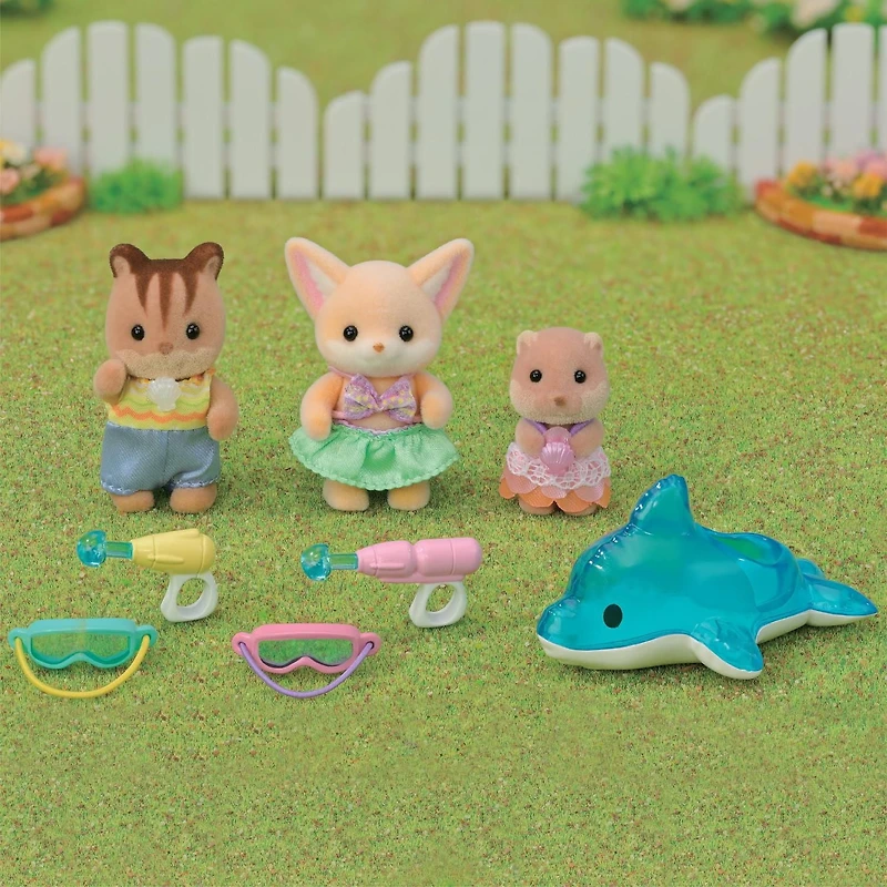 Calico Critters Nursery Friends - Pool Fun Trio, ensemble de 3 figurines de poupée à collectionner avec accessoires 32 figurines et accessoires