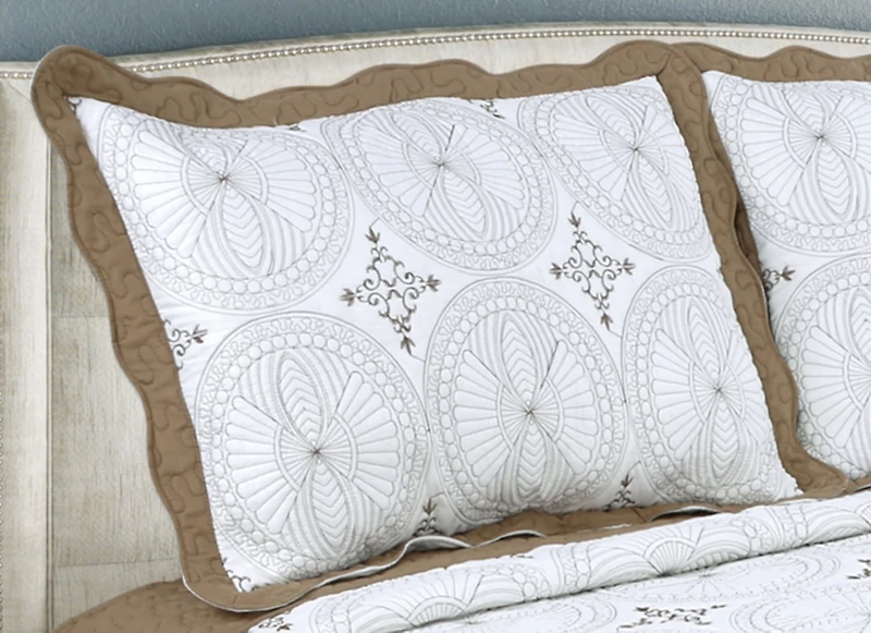 Couvre-lit Marina Decoration brodée, ensemble de literie ultra doux et uni, avec taie d'oreiller matelassée, motif géométrique marron