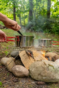 Grille de camping pliante en acier nickelé moyenne de Coghlan's - Grille légère et portable pour le camping et la randonnée