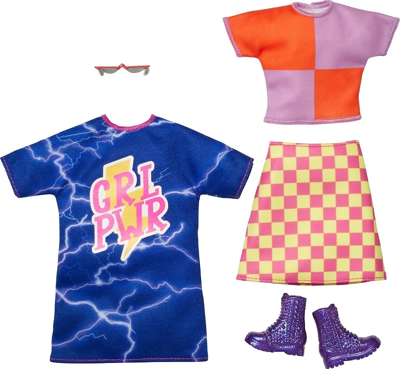 ​Coffret Tenues Barbie avec 2 tenues pour la poupée Barbie, comprend chemisier à carreaux avec jupe à carreaux, robe maillot bleue «GRL PWR» et 2 accessoires, cadeau pour les enfants de 3 à 8 ans