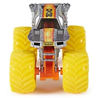Monster Jam, Official Grave Digger Vs. Max D Die-Cast Monster Trucks, 1:64 Scale, Kids Toys for Boys Ages 3 and up