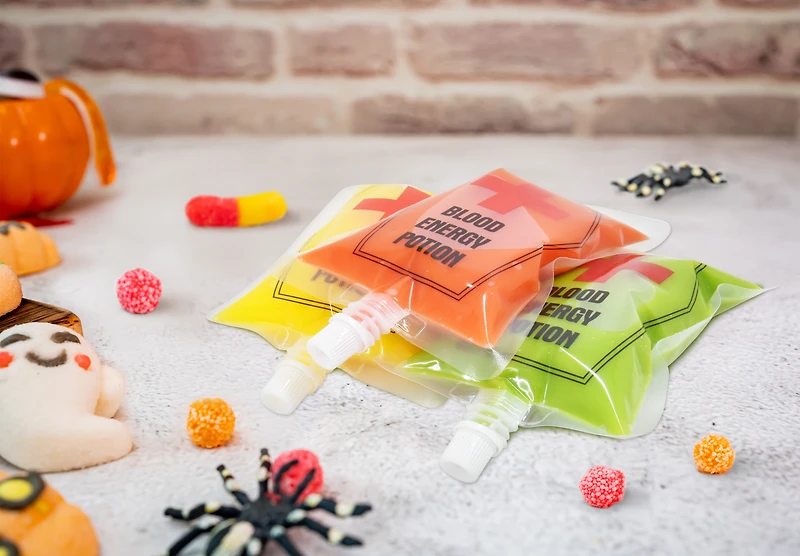 Lot de 4 sachets de boisson fantaisie pour Halloween avec tube et couvercle à vis, cadeaux de fête, une façon de célébrer <ul><li>Lot de 4 sacs à boisson fantaisie pour Halloween avec tube et couvercle à vis de Façon de célébrer</li><li>Comprend 4 sacs à boisson réutilisables avec couvercle à visser anti-fuite et tubes</li><li>Parfait pour les fêtes d'Halloween et sur le thème des vampires</li></ul>