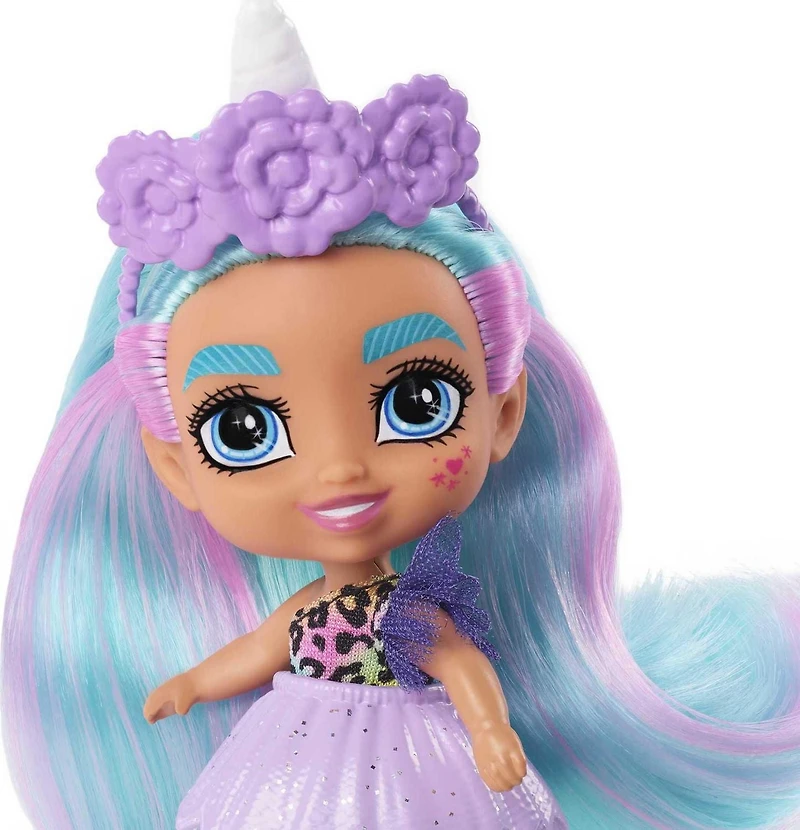 Poupée Bébé Licorne Cave Club d’environ 8 cm avec cheveux frisés bleus, tenue, accessoires et figurine dinosaure, cadeau à partir de 4 ans