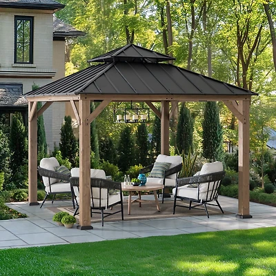 Sunjoy Gazebo en Bois d'Extérieur 11 x 11 Pieds avec Cadre en Cèdre, Toit Métallique à Deux Niveaux et Crochet au Plafond pour Terrasses, Jardins et Pelouses, Marron