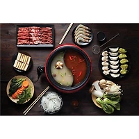 Starfrit The Rock Marmite Électrique Hot-Pot avec Diviseur, 3L, Antiadhésif Rock.Tec, Température Réglable, 1200W, Facile à Nettoyer Savourez deux bouillons à la fois avec le chaudron électrique Starfrit The Rock à deux compartiments. Surface antiadhésive Rock.Tec, capacité de 3L, chaleur réglable et base isolée. Aluminium coulé pour une cuisson uniforme et sécuritaire.