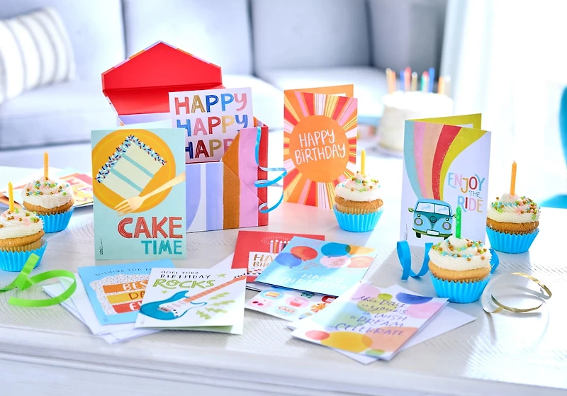 American Greetings - Assortiment en boîte de 30 cartes de fête avec enveloppes, cachets et boîte de rangement (motifs Kathy Davis, Gâteau)
