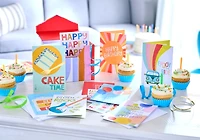 American Greetings - Assortiment en boîte de 30 cartes de fête avec enveloppes, cachets et boîte de rangement (motifs Kathy Davis, Gâteau)