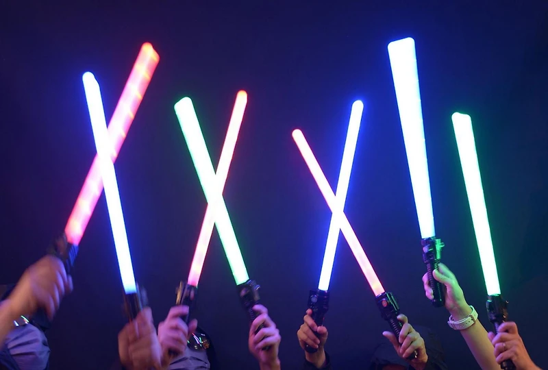 L’épée mesure 26 po (66 cm) de long. Épée aux effects de son et de lumière alimentée par 3 piles AAA (lr6, 1,5 V) (comprises). Livrée avec un choix de trois DEL de couleur (DEL rouge, DEL bleue, DEL ÉPÉE SPATIALE