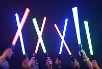 L’épée mesure 26 po (66 cm) de long. Épée aux effects de son et de lumière alimentée par 3 piles AAA (lr6, 1,5 V) (comprises).   Livrée avec un choix de trois DEL de couleur (DEL rouge, DEL bleue, DEL ÉPÉE SPATIALE