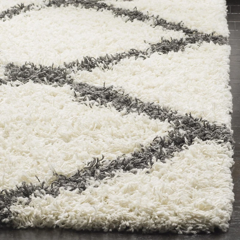 Safavieh Dallas Logan Geometric Shag Area Rug