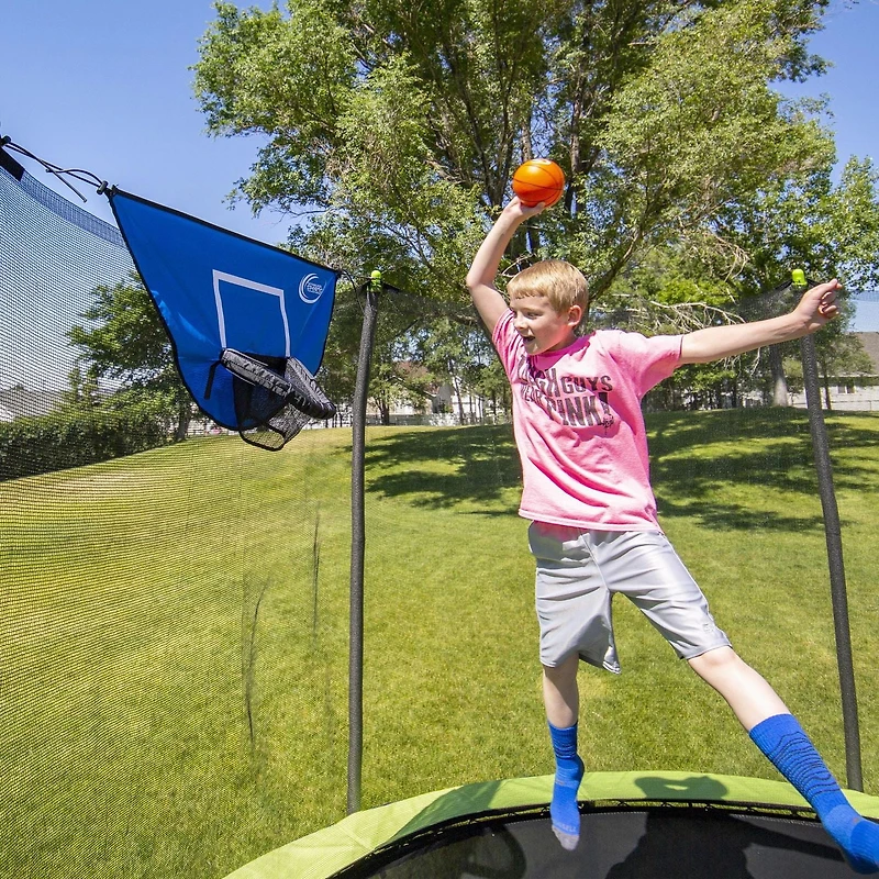 SKYWALKER TRAMPOLINES Kit d'accessoires pour trampolines d'extérieur, crochet universel, échelle large antidérapante à 2 marches, en forme de U, paquet de 4, piquets à vent robustes, jeu de basket-bal