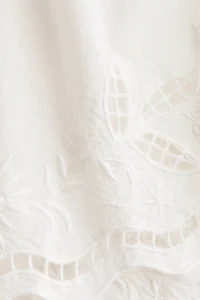 Short de plage en coton avec broderie anglaise
