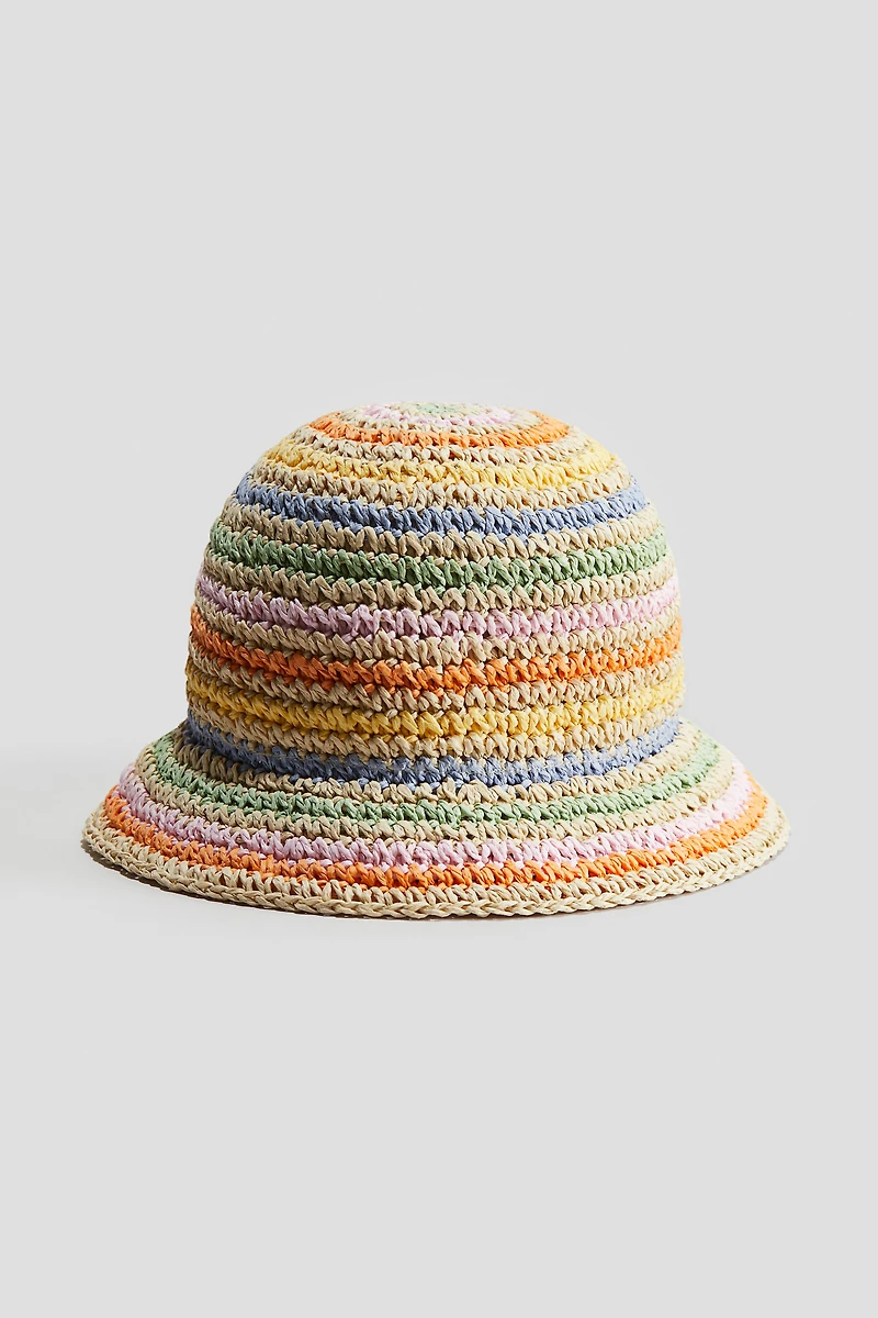 Chapeau de paille d'aspect fait au crochet