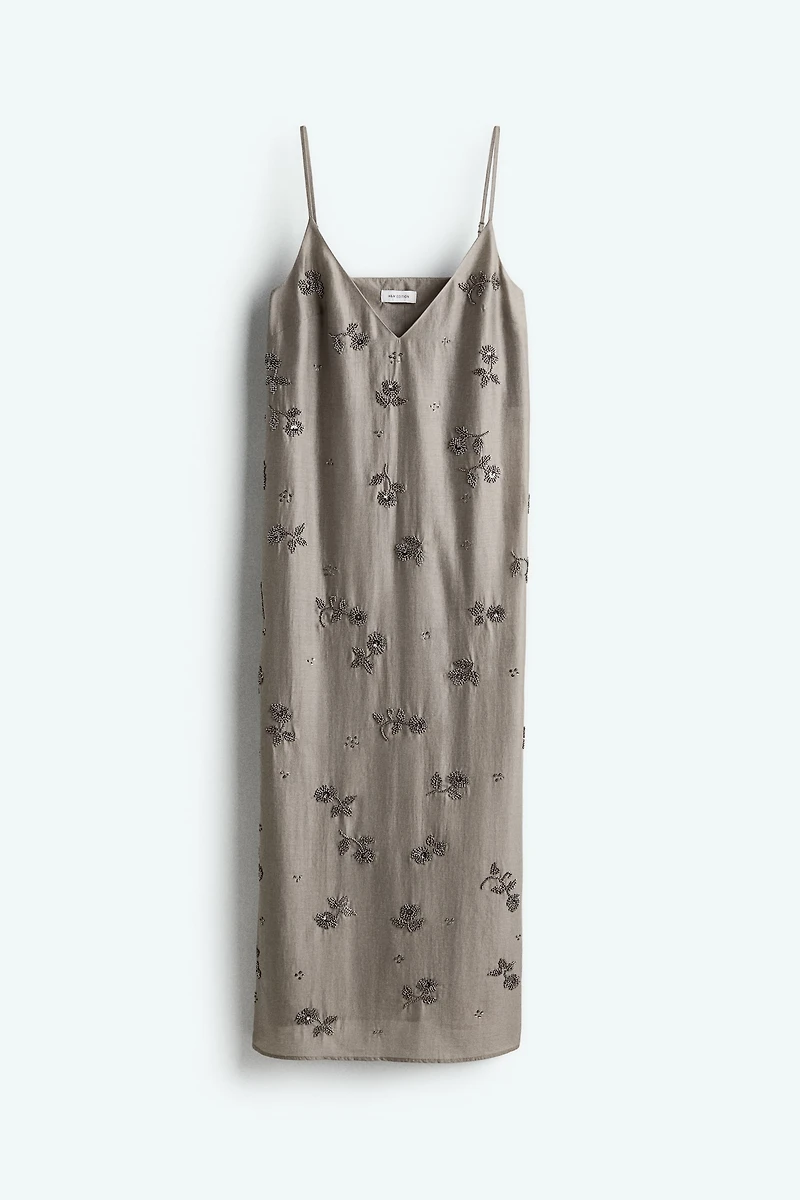 Robe ornée de perles fantaisie