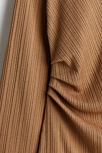 Robe moulante à effet drapé