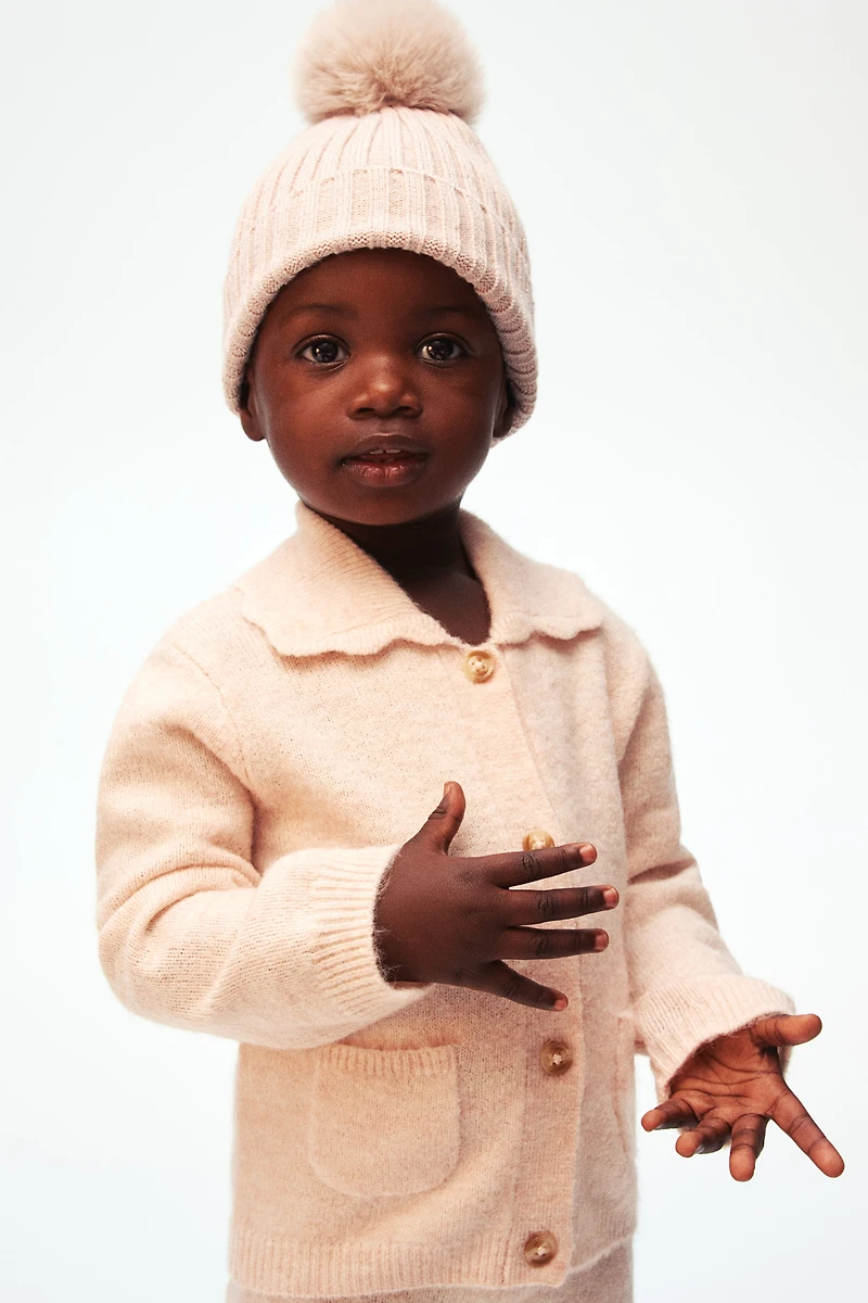 Bonnet en tricot côtelé avec pompon
